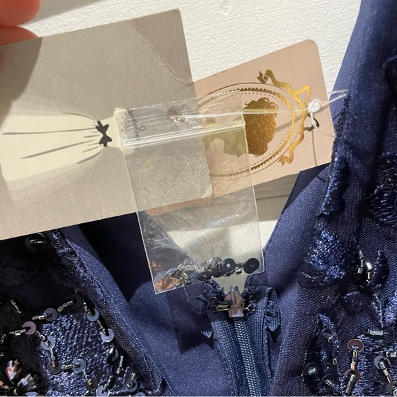 Maniju long formal flowy dress in navy blue - Picture 5 of 5